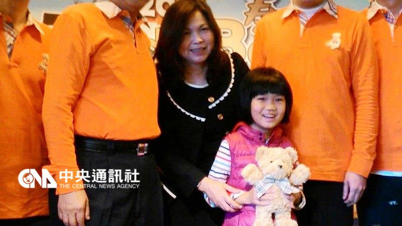 在台南地震中受困61個小時、被媒體稱為「思樂冰女孩 」的8歲女童林素琴（前），26日出席關懷路跑記者會 ，代表收下捐贈給災區小朋友的泰迪熊，她笑得很燦爛 、超萌。 中央社記者張榮祥台南攝 105年2月26日